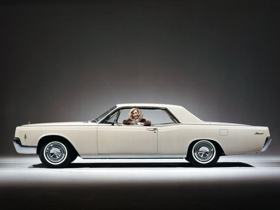  Lincoln Continental Hardtop Coupe 1966 года  (фото 4 из 13)